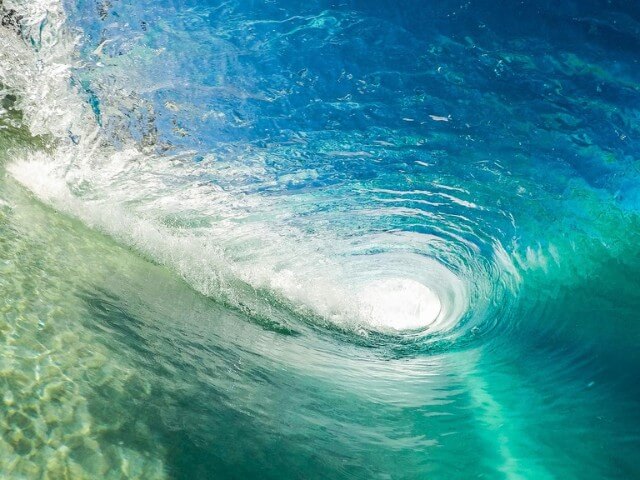 fotografia de um canudo de onda do mar