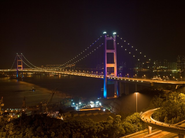 fotografia feita a noite de uma ponte com luzes 