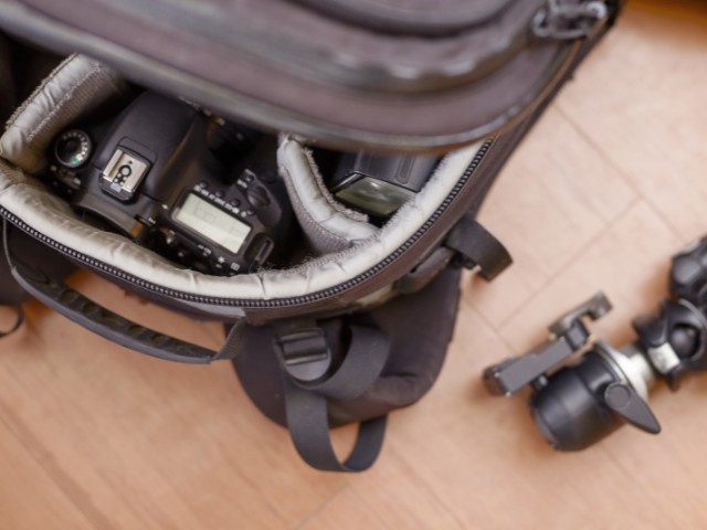 equipamentos de fotografo dentro de uma mochila