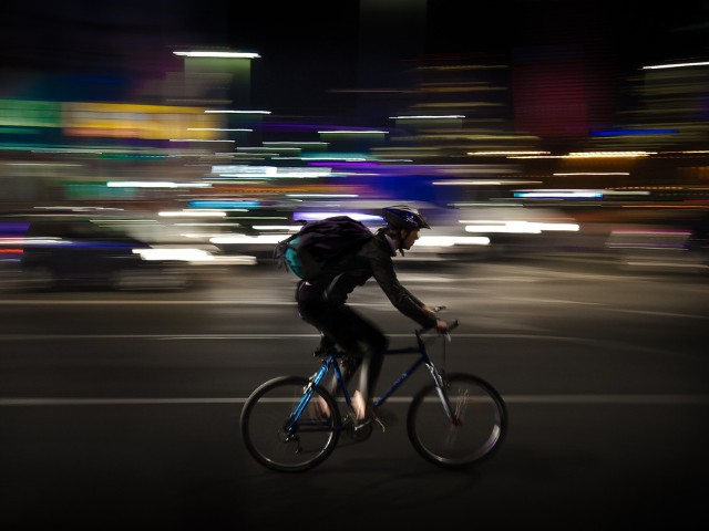 Homem andando de bicicleta em velocidade