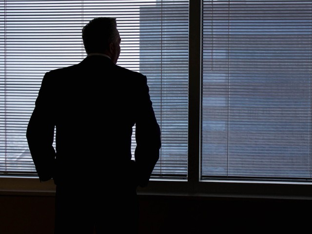 foto de homem de costas no escritório olhando para janela