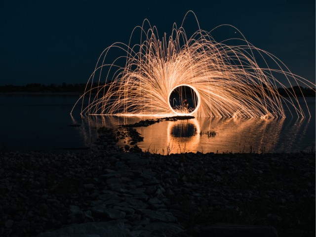 Foto tirada em longa esposição para light painting. Um dos efeitos efeitos para fotos mais interessantes