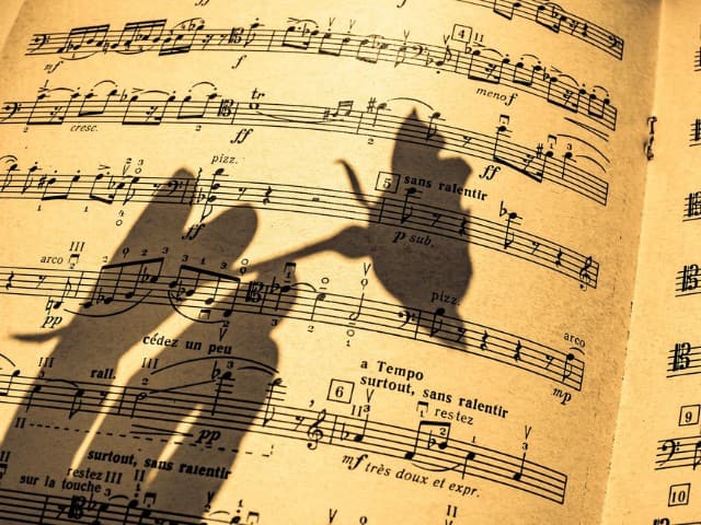 efeito para fotos criado por sombras em uma partitura de música antiga