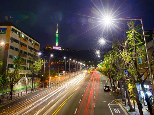 fotografia de avenida a noite com efeito lens flare