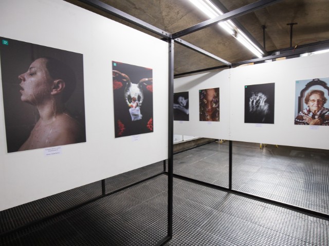 galeria de arte com várias fotogafias em exposição
