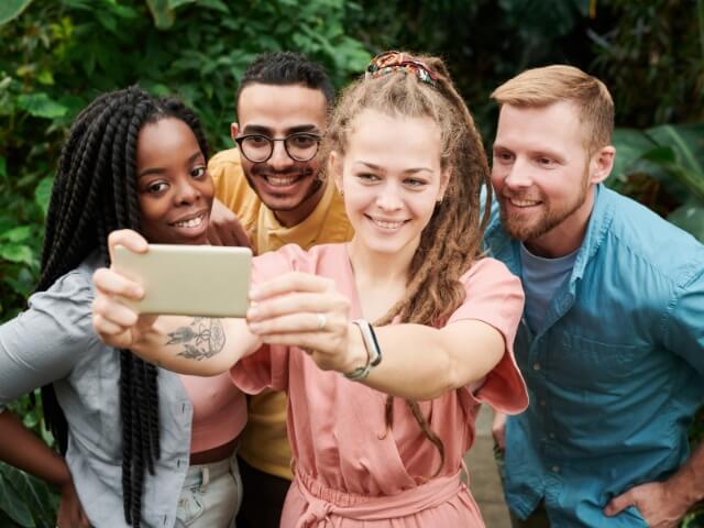 grupo de jovens fazendo selfie no aparelho celular. certamente estão felizes