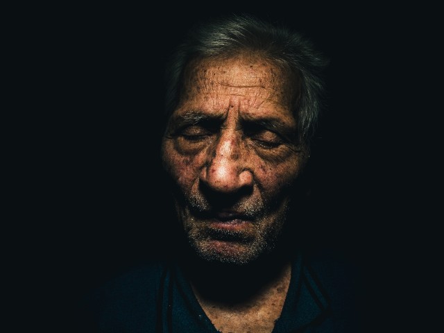 exemplo de fotografia low-key do rosto de um homem idoso.