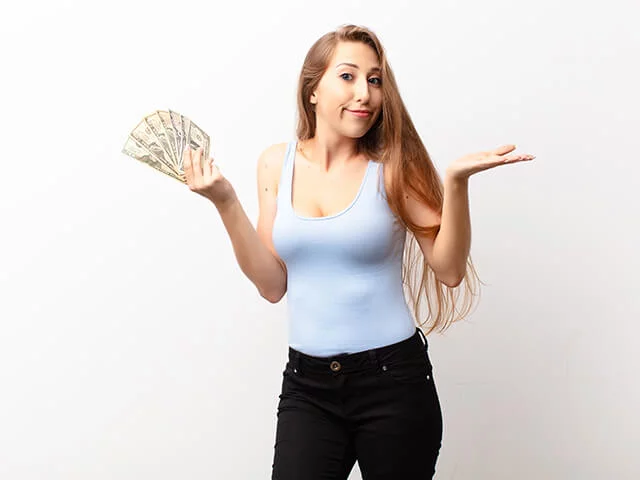 mulher com expressão de pergunta segurando várias notas de dolares nas mãos