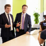 Homem tirando fotografia corporativa