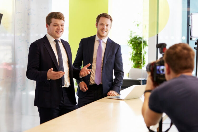 Homem tirando fotografia corporativa