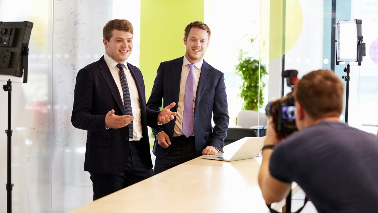 Homem tirando fotografia corporativa