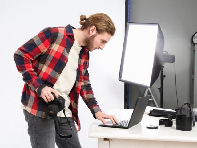 Homem trabalhando como fotógrafo profissional após fazer cursos de fotografia online
